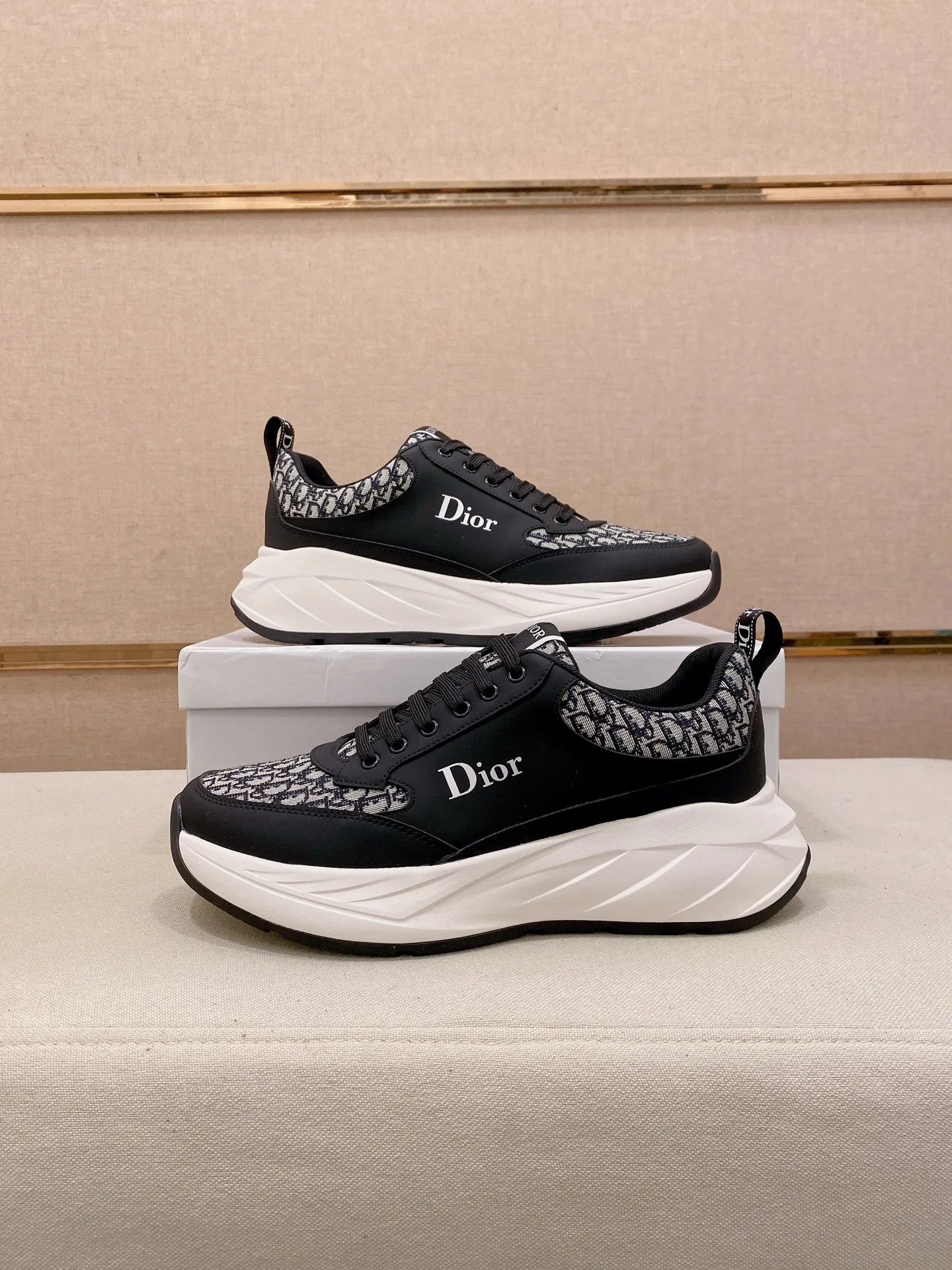 Factory price: 442💰[Dior·Dior] New casual sports style men's shoes, new spring and summer design, perfect workmanship, lace-up lazy style to create wardrobe quality, upper: imported first-layer cowhide, sheepskin lining is soft and comfortable, ultra-light TPU wear-resistant outsole, simple, versatile fashion men's shoes, excellent color code number 38--44. Can be customized for 45 non-refundable!